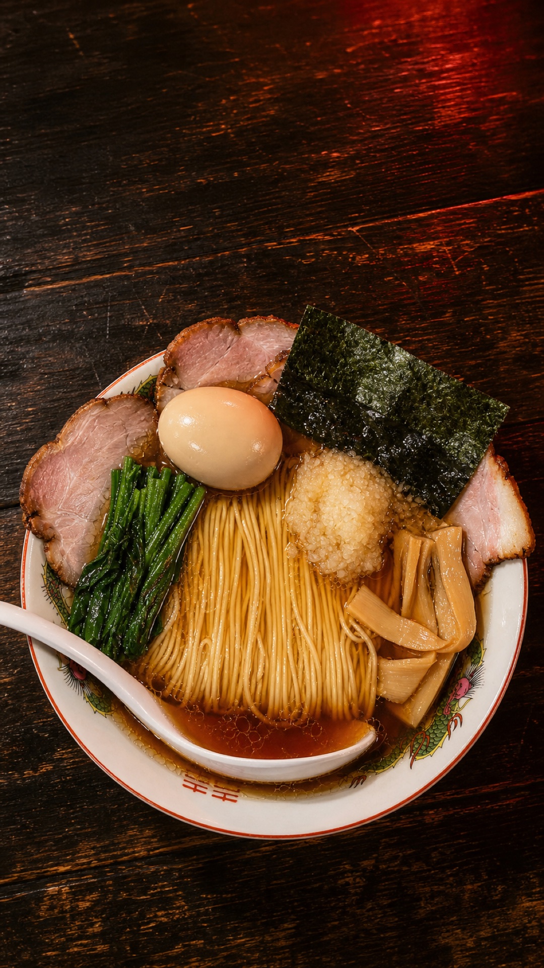 澄んだ醤油スープと細麺、刻み玉ねぎを合わせたラーメン